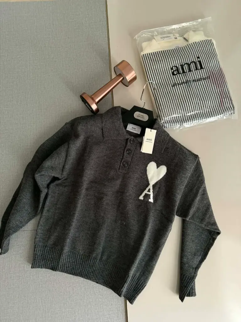Polo Ami Paris Gris unisexe.